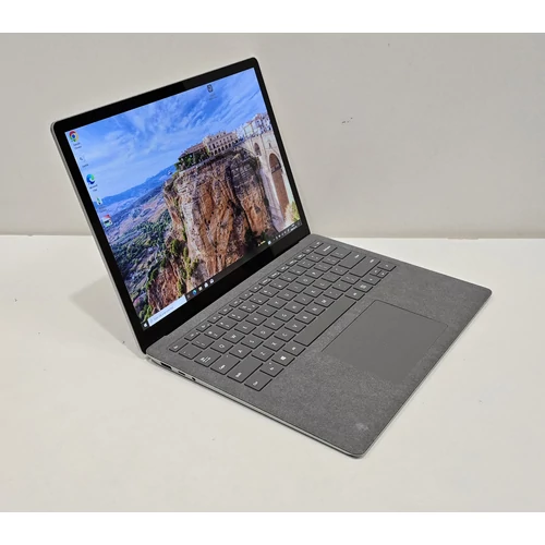 Microsoft Surface Laptop 3  Notebook/Laptop, 13,5"  Érintős, 2256x1504   Kijelző,  Intel® Core™ I5-1035G7 processzor, 8GB DDR4 Memória, 256 SSD, eredeti Microsoft Windows 10/11