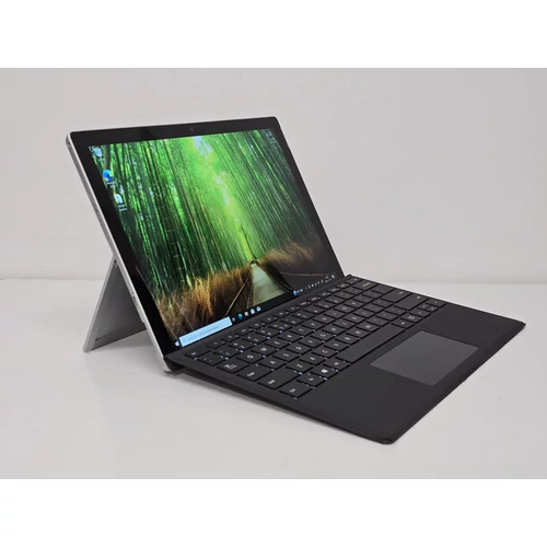 Microsoft Surface Pro 5  Tablet/Laptop, 12,3"  2736x1824 Kijelző,  Intel® Core™ i5-7300U Processor, 8GB DDR4 Memória, 256GB SSD, eredeti Microsoft Windows 10